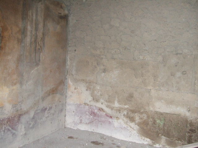 II.3.3 Pompeii. December 2005. Room 9, north-east corner of oecus.

