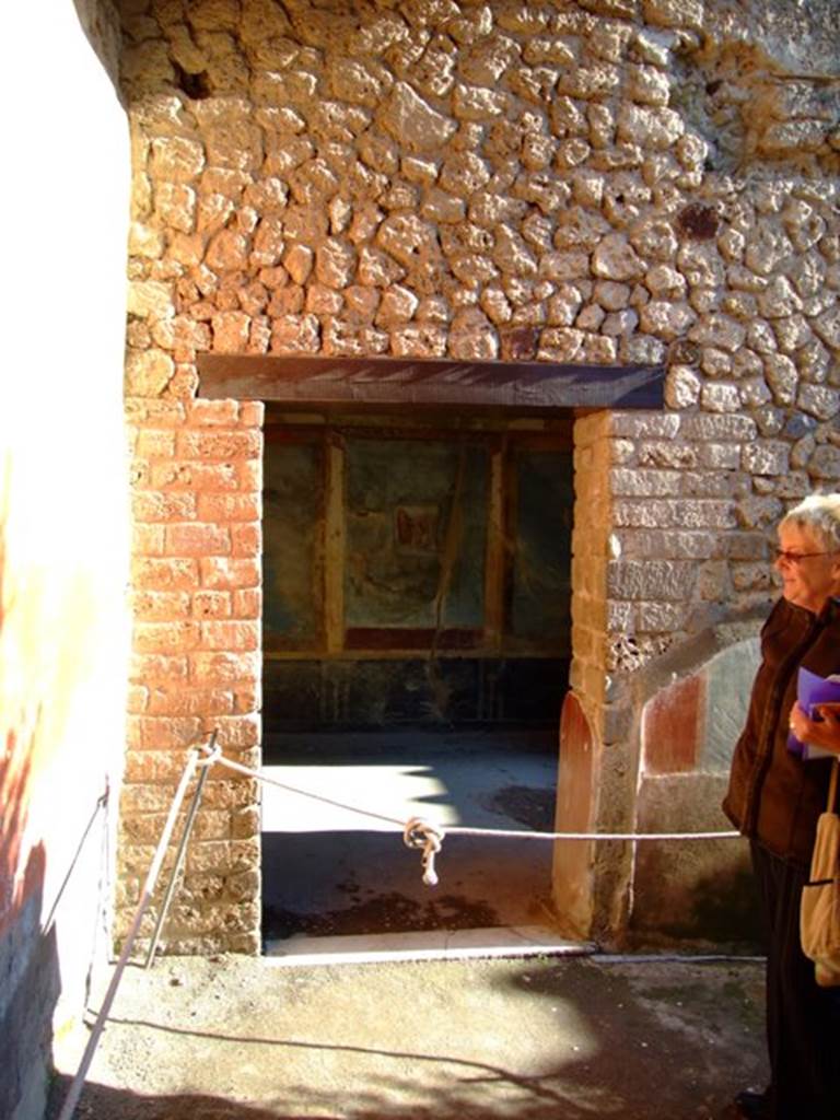 II.3.3 Pompeii. March 2009. Doorway to room 10, cubiculum.