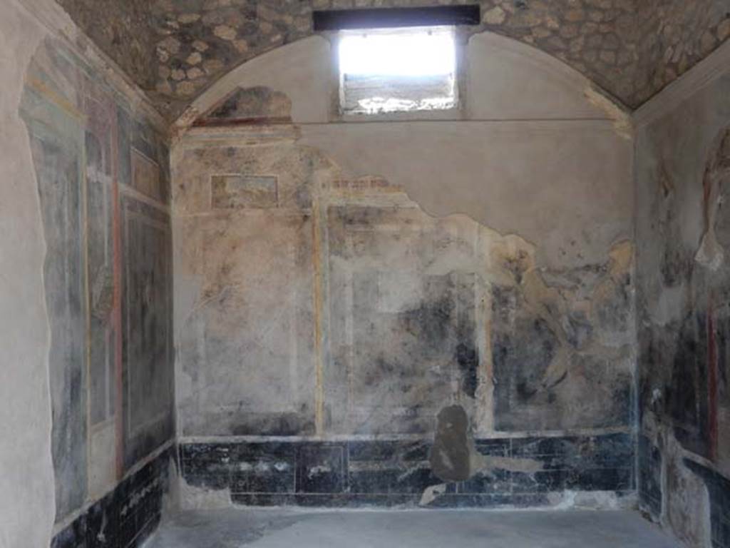 II.3.3 Pompeii. May 2016. Room 6, west wall. Photo courtesy of Buzz Ferebee.