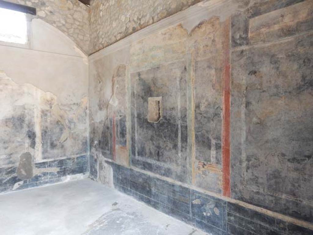 II.3.3 Pompeii. May 2016. Room 6, north-west corner and north wall of triclinium.
Photo courtesy of Buzz Ferebee.