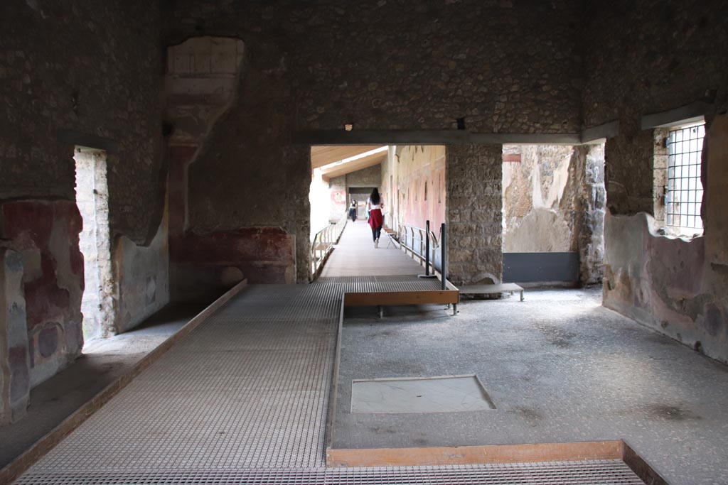 II.4.3 Pompeii. October 2022. Looking south across atrium towards west portico, in centre. Photo courtesy of Klaus Heese