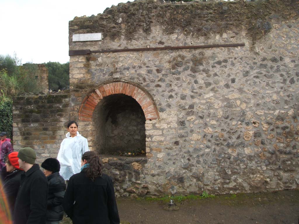 II.4.6 Pompeii. December 2004. Exterior north-east corner of Insula 4 between II.4.7 and II.4.8 on Via dell’Abbondanza.