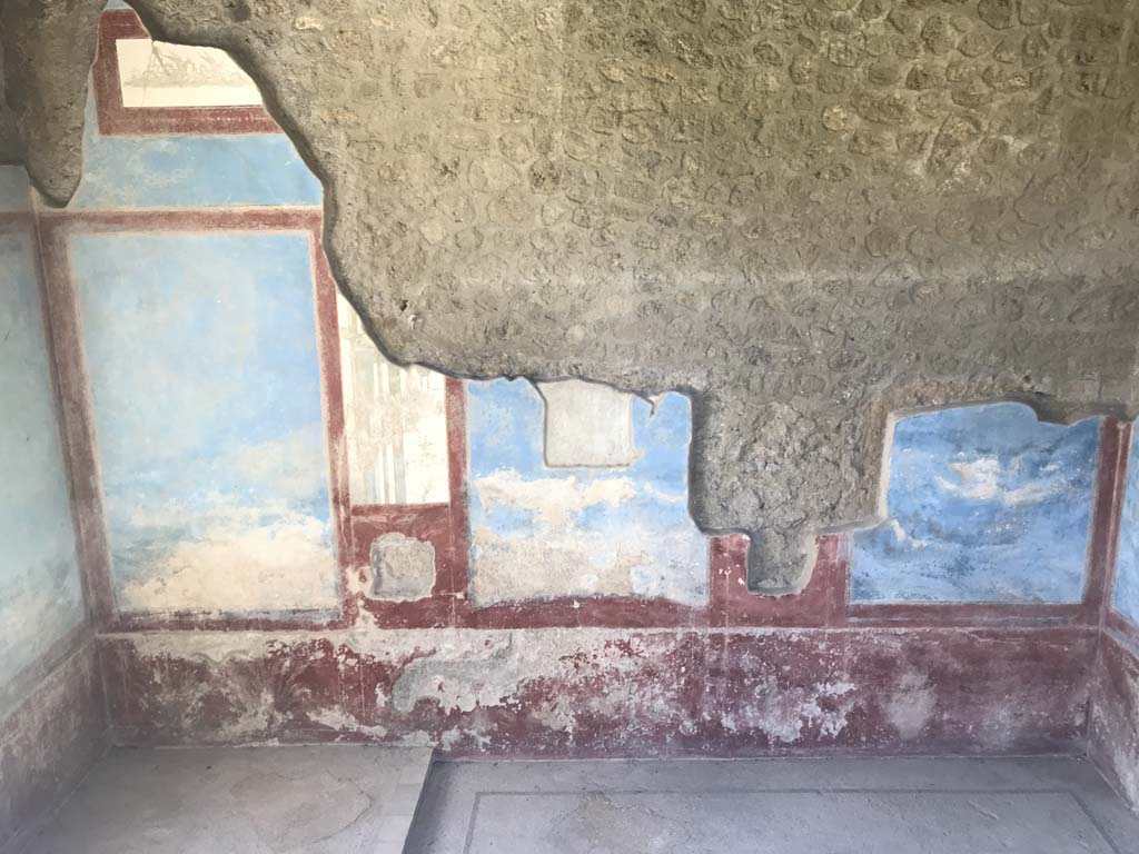 II.4.10 Pompeii. April 2019. Biclinium, south wall. Photo courtesy of Rick Bauer.  

