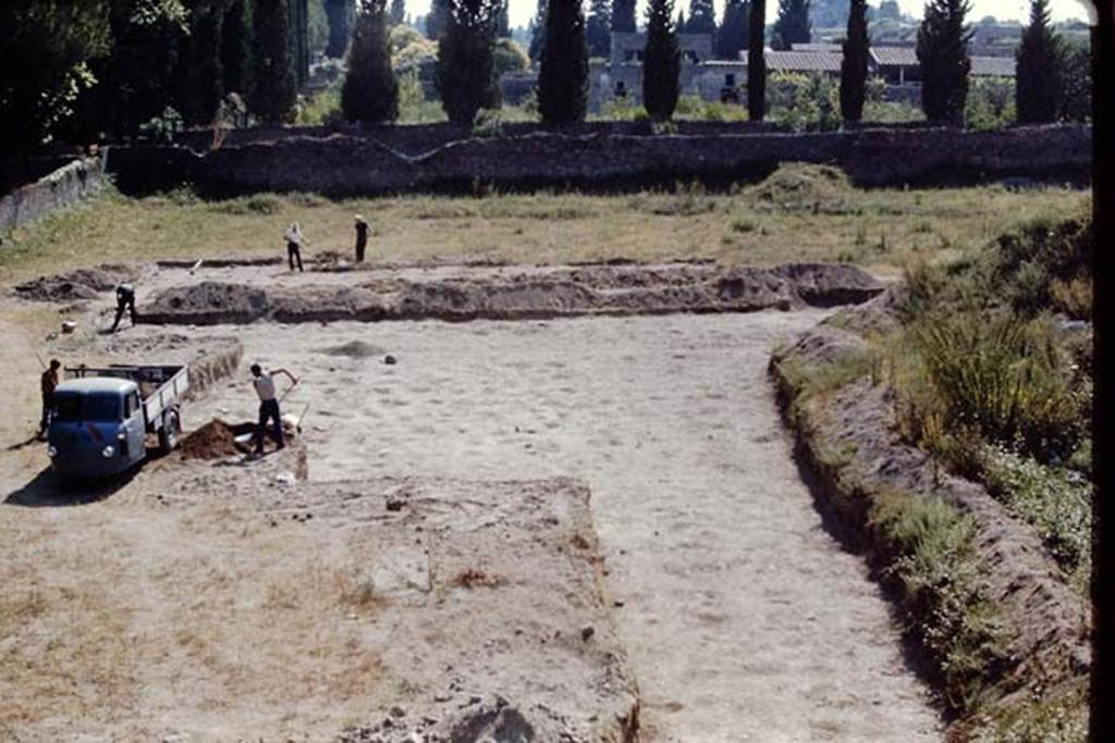 II.5 Pompeii, 1968.  Looking westwards. Photo by Stanley A. Jashemski.
Source: The Wilhelmina and Stanley A. Jashemski archive in the University of Maryland Library, Special Collections (See collection page) and made available under the Creative Commons Attribution-Non Commercial License v.4. See Licence and use details.
J68f0356
