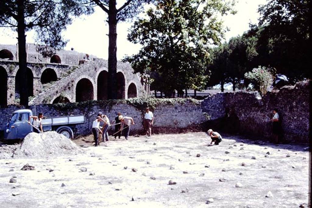 ll.5 Pompeii, 1968. Working in the south-west corner.  Photo by Stanley A. Jashemski.
Source: The Wilhelmina and Stanley A. Jashemski archive in the University of Maryland Library, Special Collections (See collection page) and made available under the Creative Commons Attribution-Non Commercial License v.4. See Licence and use details.
J68f1202
