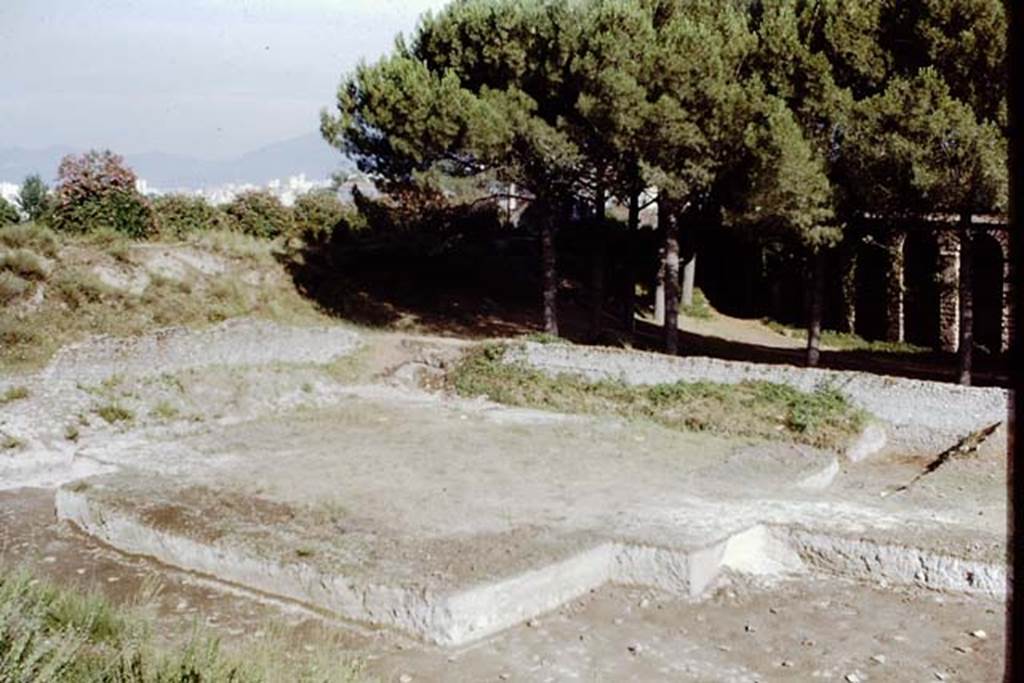 ll.5 Pompeii, 1968.  Looking towards eastern side of site. Photo by Stanley A. Jashemski.
Source: The Wilhelmina and Stanley A. Jashemski archive in the University of Maryland Library, Special Collections (See collection page) and made available under the Creative Commons Attribution-Non Commercial License v.4. See Licence and use details.
J68f1222

