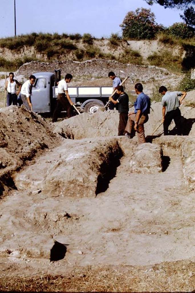 ll.5 Pompeii, 1968. Excavating the southern side of the site, looking eastwards.  Photo by Stanley A. Jashemski.
Source: The Wilhelmina and Stanley A. Jashemski archive in the University of Maryland Library, Special Collections (See collection page) and made available under the Creative Commons Attribution-Non Commercial License v.4. See Licence and use details.
J68f1393
