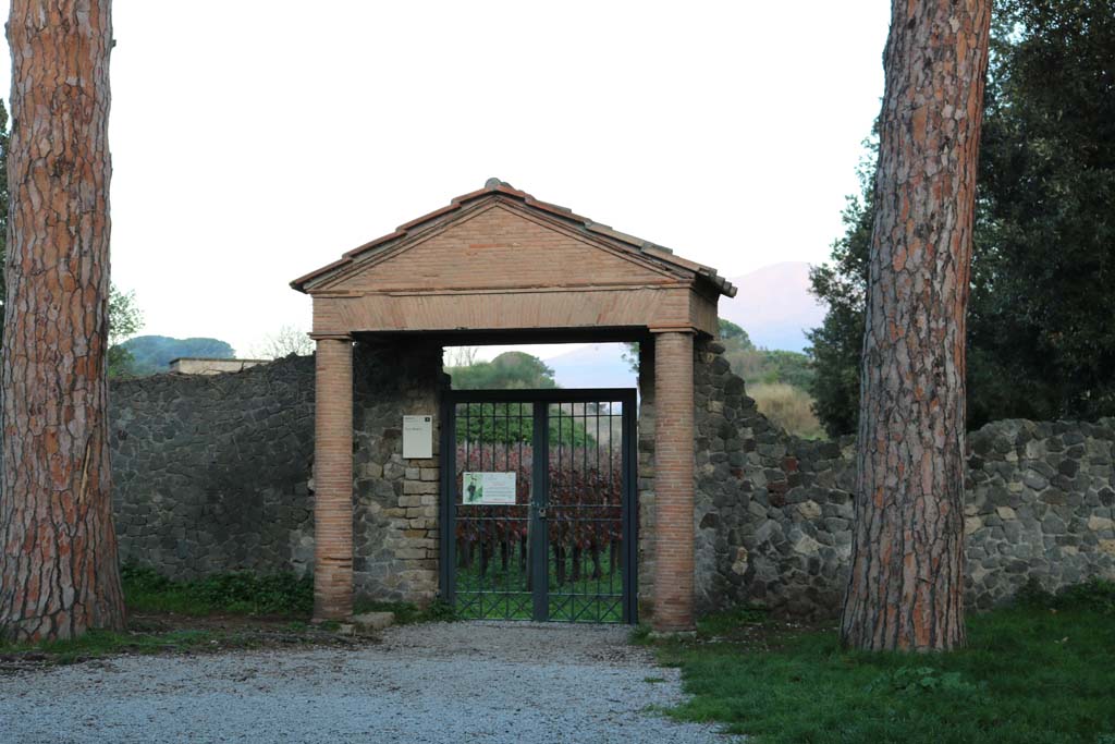 II.5.5 Pompeii. June 2012. Entrance doorway on Via di Castricio. Courtesy of Michael Binns.