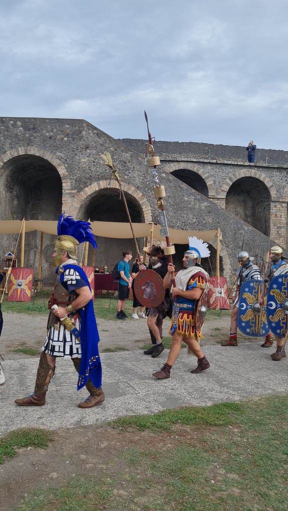 II.6 Pompeii. 28th September 2024. 
Looking east on Piazzale Anfiteatro. Legionaries during “Ludi Pompeiani” event. Photo courtesy of Giuseppe Ciaramella.

