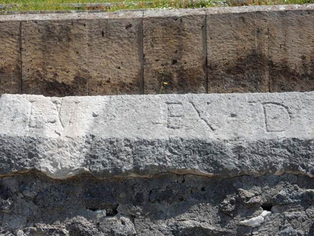 II.6 Pompeii. May 2016. Inscription carved on rim of inner wall of the arena of the Amphitheatre.
Inscription LV LV EX D, part of CIL X 855. Photo courtesy of Buzz Ferebee.
