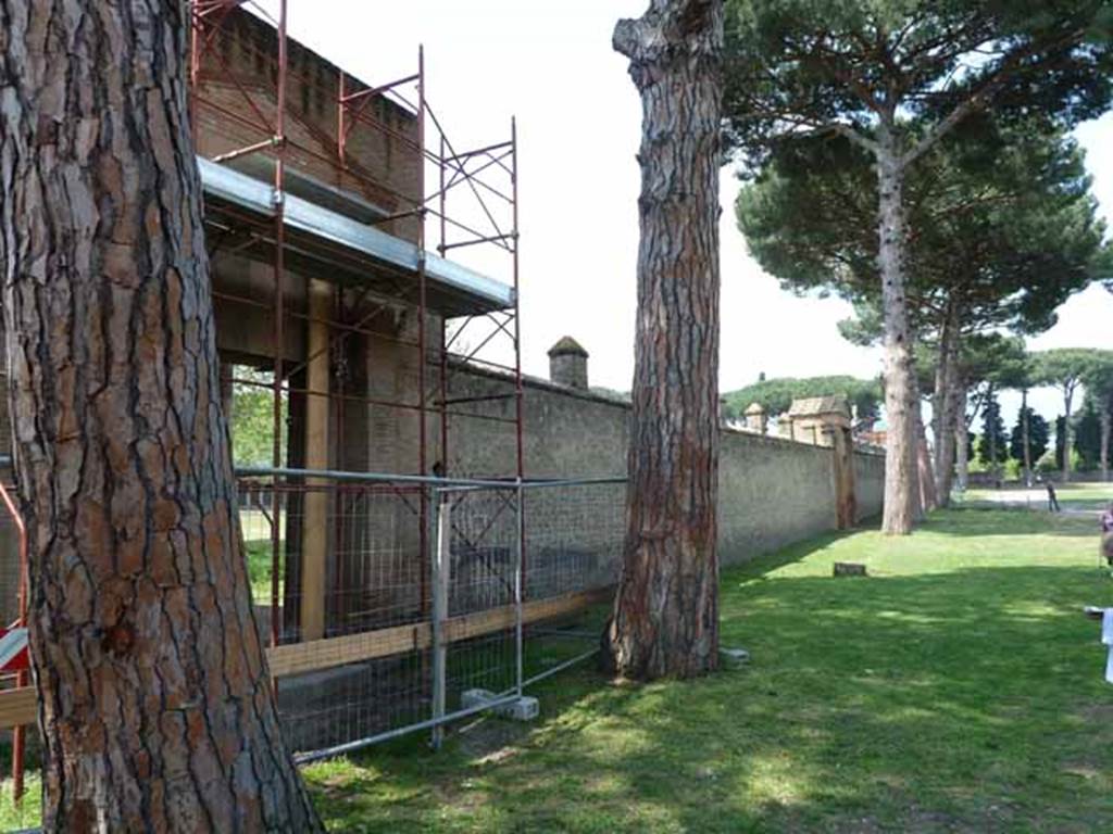 II.7.1 Pompeii. Palaestra. May 2010. Looking north along the east wall.