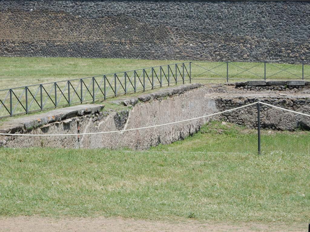 II.7 Pompeii. June 2019. Detail of north wall and north-east corner of pool. Photo courtesy of Buzz Ferebee.