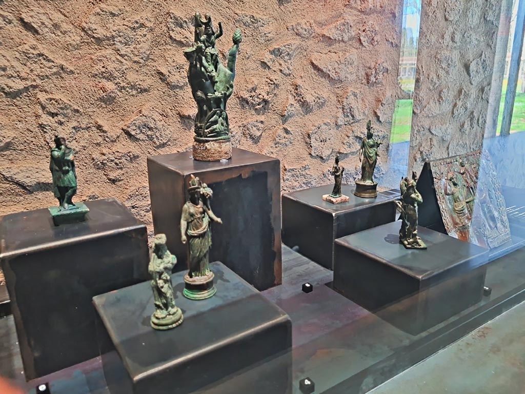 II.7.9 Pompeii. Palaestra. March 2024.
Items in display case in exhibition entitled – “L’altra Pompei, vite comuni all’ombra del Vesuvio”. Photo courtesy of Giuseppe Ciaramella.