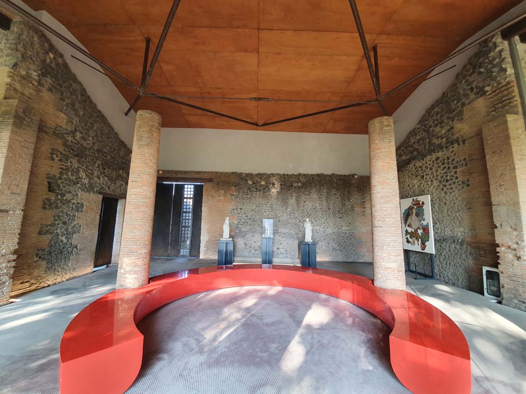 II.7.9 Pompeii. Palaestra. July 2021. Looking west towards entrance doorway at II.7.9, centre right.
Foto Annette Haug, ERC Grant 681269 DÉCOR.