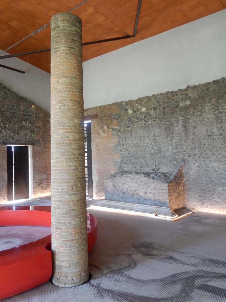 II.7.9a Pompeii. June 2019. Looking towards west wall with altar. Photo courtesy of Buzz Ferebee.