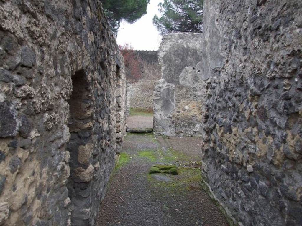 II.8.5 Officina di Sabbatino.  December 2007.  Corridor leading east to rear garden.