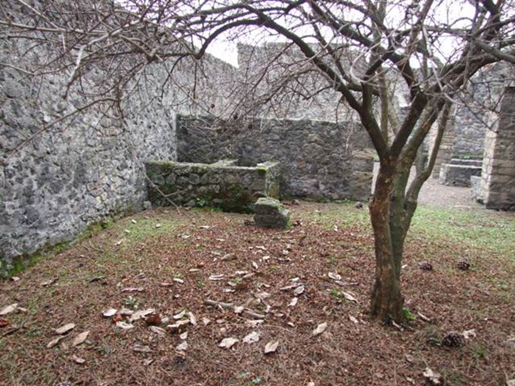II.8.5 Officina di Sabbatino.  December 2007.  Looking west across garden.