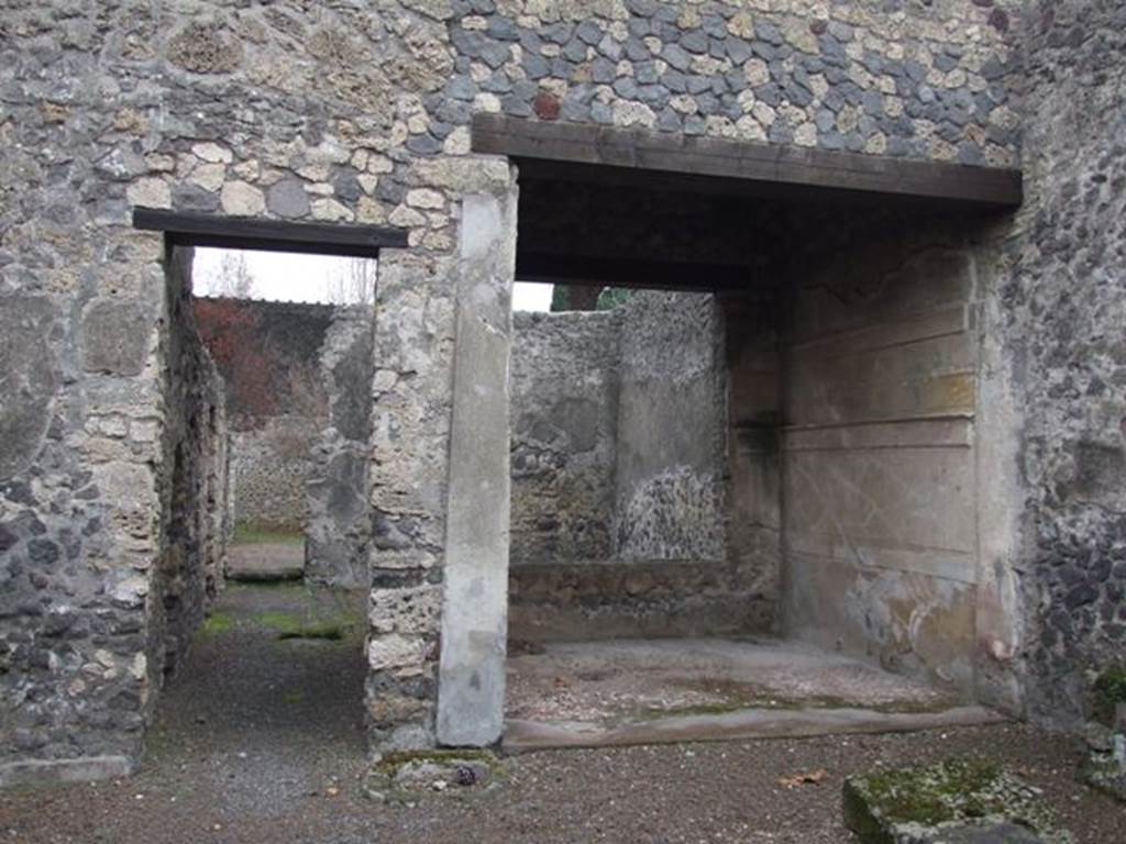 II.8.5 Officina di Sabbatino.  December 2007.  Looking east from entrance across atrium area.