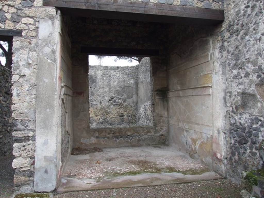 II.8.5 Officina di Sabbatino.  December 2007.  Room with large window on south east side of atrium area.