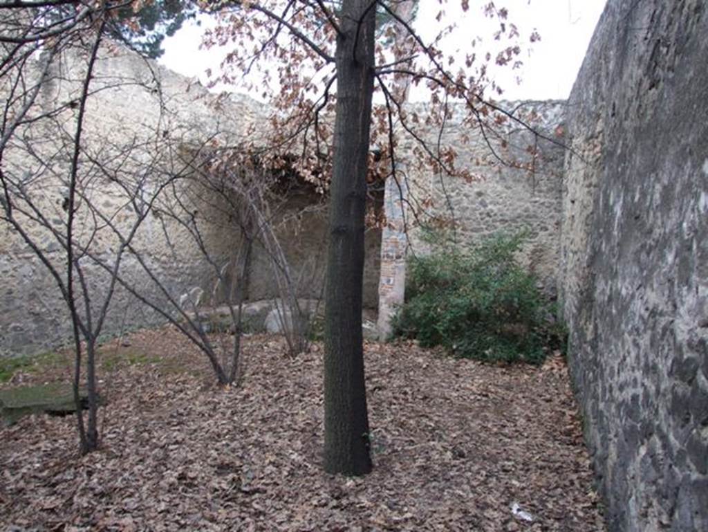 II.9.2 Pompeii. December 2007. Looking east across garden 8 to triclinium.
At the moment of excavation 43 amphorae of varied shapes were found on, against and between the triclinium couches.
See Attivit della Soprintendenza: Regio II, Insula 9: Rivista di Studi Pompeiani II, 1988, p. 200, fig. 49.
