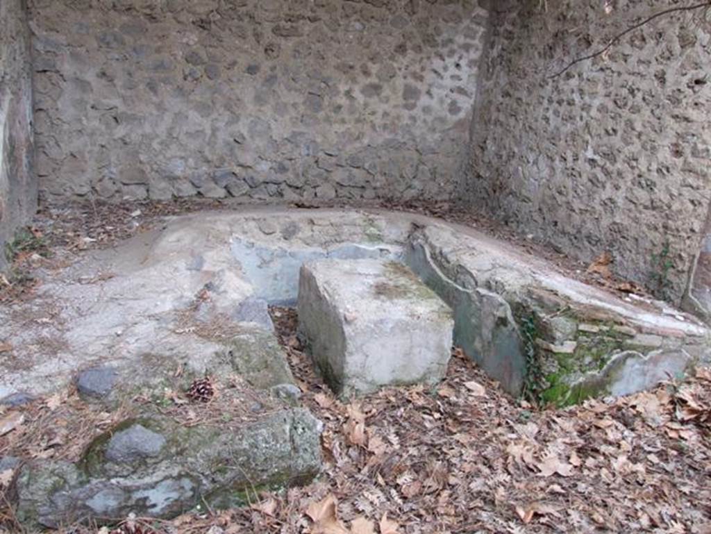 II.9.2 Pompeii. December 2007.  Garden.  Triclinium with stone table.