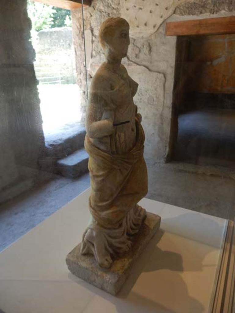 II.9.4, Pompeii. May 2018. Marble statue of Venus with traces of painting. From first half of the 1st century AD. Archaeological Park of Pompeii, inv. no. 37999. Photo courtesy of Buzz Ferebee. 

