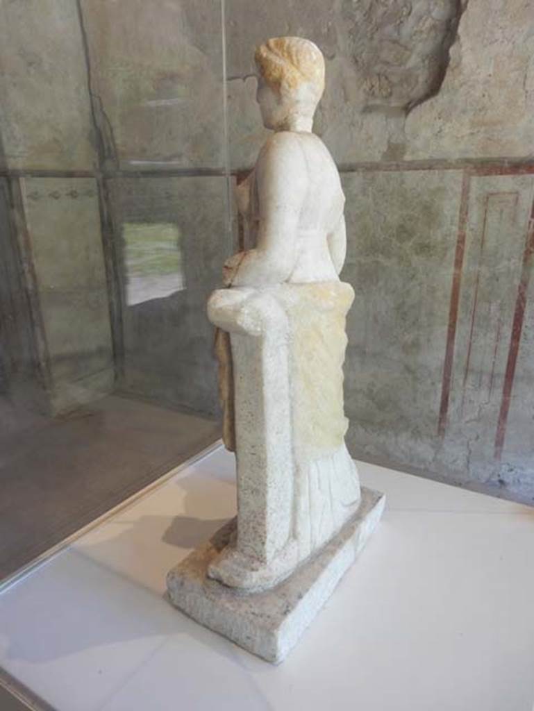 II.9.4, Pompeii. May 2018. Left side of marble statue of Venus with traces of painting.
Archaeological Park of Pompeii, inv. no. 37999.
Photo courtesy of Buzz Ferebee. 
