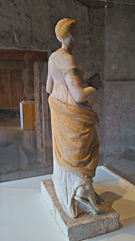II.9.4 Pompeii. 2017/2018/2019.
Rear right side of marble statue of Venus with traces of painting. 
Photo courtesy of Giuseppe Ciaramella.
