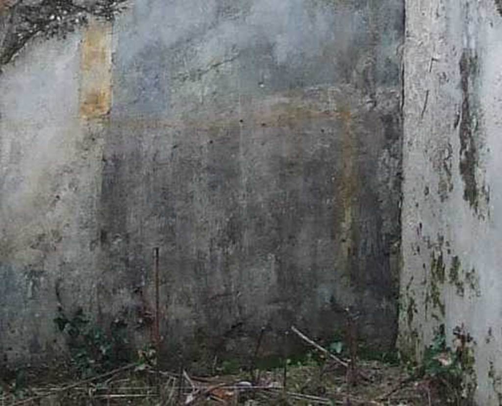 II.9.5 Casa del Triclinio all’ aperto.  December 2007.  Room 6.  Peristyle at rear of property.  The household shrine or Lararium was built covering an earlier garden painting.  The painting of a statuette of Venus is half covered by the Lararium and can be seen to the left of where the Lararium meets the wall. 