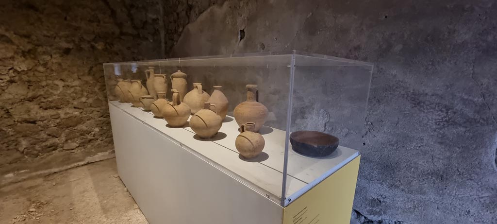 II.9.5 Pompeii, December 2023. Terracotta items on display. Photo courtesy of Miriam Colomer.