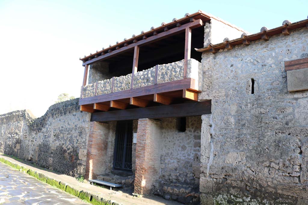 II.9.5 Pompeii. December 2018. Entrance and facade on Via di Nocera, looking east. Photo courtesy of Aude Durand.