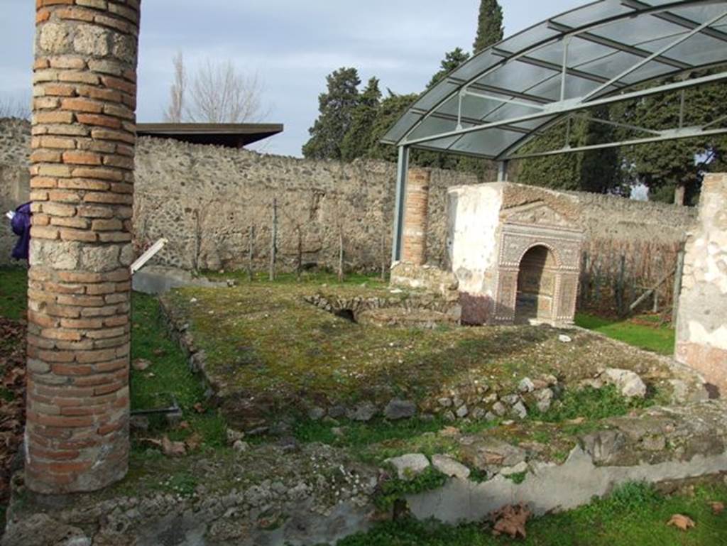II.9.7. Garden entrance to House of Summer Triclinium.  December 2007.  Triclinium looking north east towards north fountain.