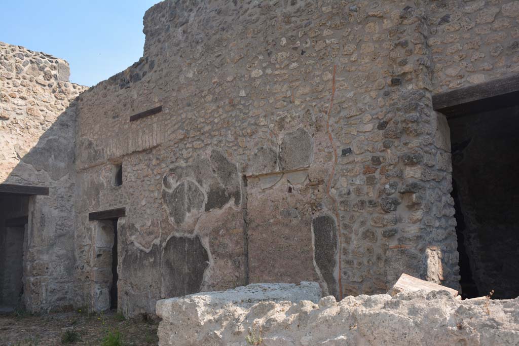 III.2.1 Pompeii. July 2017. Looking towards rooms on east side of atrium from entrance doorway.
Foto Annette Haug, ERC Grant 681269 DÉCOR.

