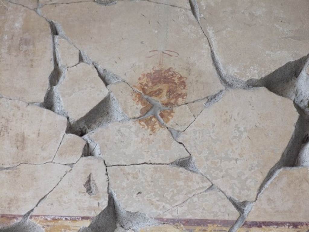 III.2.1 Pompeii. March 2009. Room 9, upper section of the west wall of the tablinum.  South end with painted face or mask.
