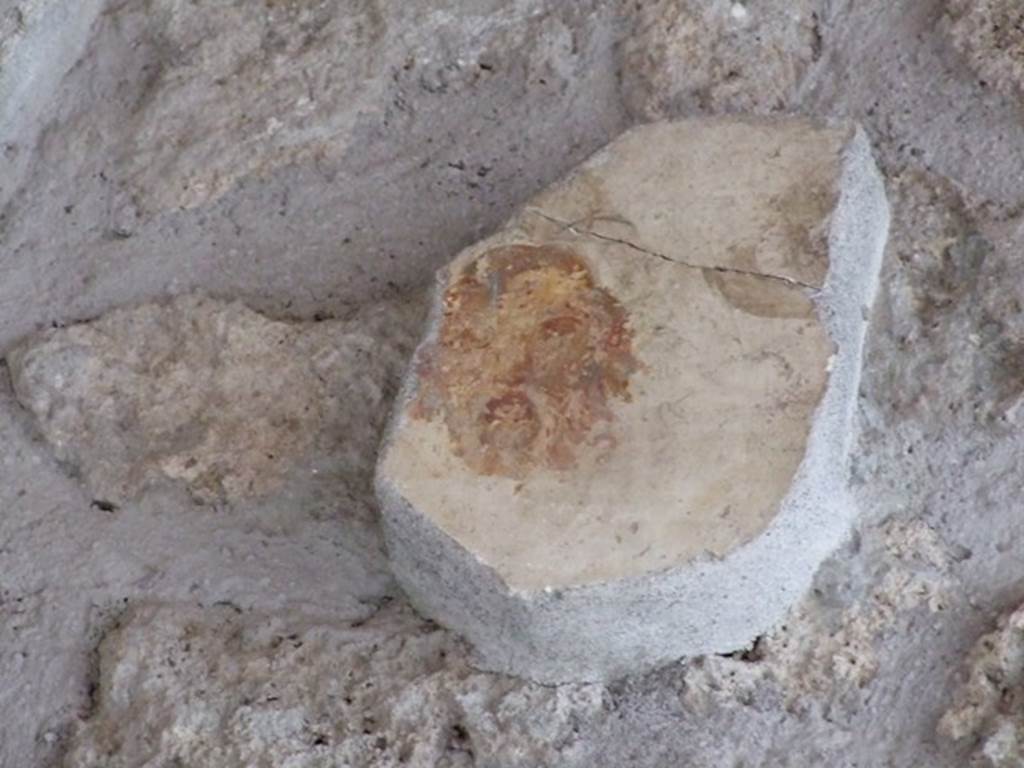 III.2.1 Pompeii.  March 2009.  Room 9.  Tablinum.  North end of Upper Section on east wall.  Painted face or mask.
