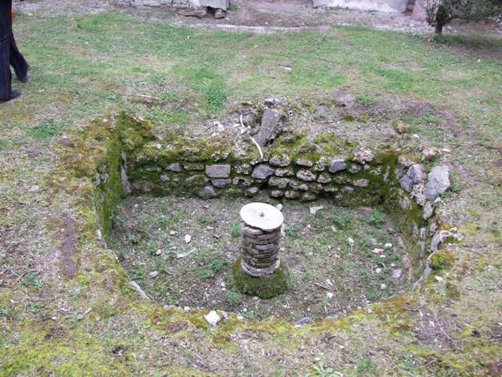 III.2.1 Pompeii.  March 2009.  Room 20. Summer Triclinium and Garden area.  Semicircular pool. Looking north.