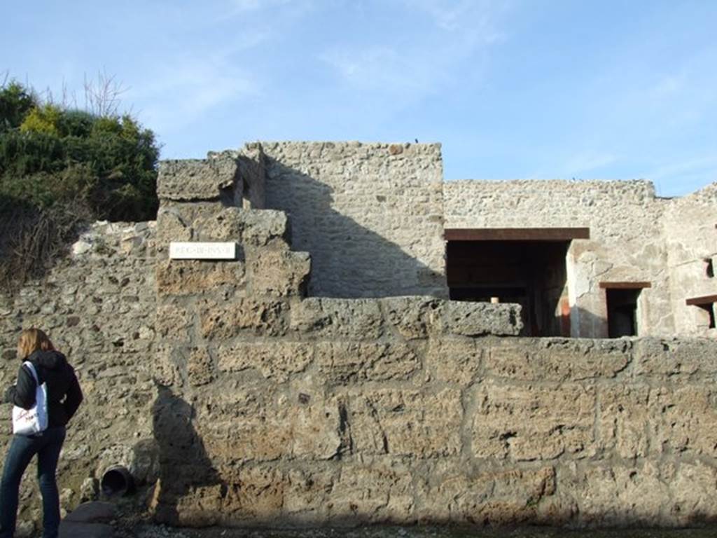 III.2.1 Pompeii.  December 2007.  South west corner front wall adjoining blocked roadway.