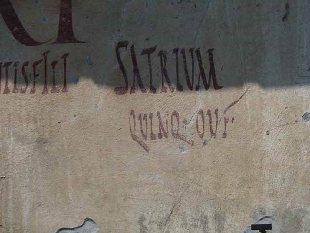 III.2.1 Pompeii. May 2010. Detail of graffiti outside House of Aulus Trebius Valens. [CIL IV 7620]
Inscription SATRIVM QVINQ OVF
According to Epigraphik-Datenbank Clauss/Slaby (See www.manfredclauss.de), this expands to -

Satrium 
quinq(uennalem) o(ro) v(os) f(aciatis)      [CIL IV 7620]
