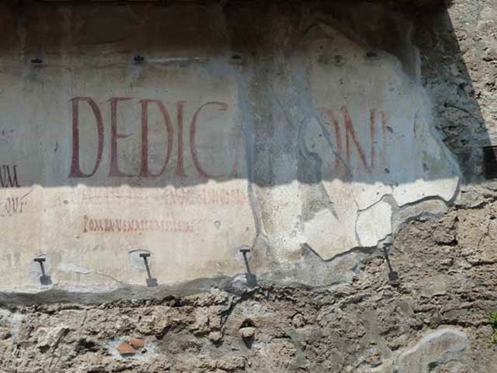 III.2.1 Pompeii. May 2010. Detail of graffiti outside House of Aulus Trebius Valens. [CIL IV 7993]
According to Epigraphik-Datenbank Clauss/Slaby (See www.manfredclauss.de), this reads -
Dedicatione 
operis tabularum Cn(aei) Allei Nigidi Mai Pompeis Idibus Iuni(i)s 
pompa venatio athletae vela erunt 
Nigra va(le)             [CIL IV 7993]

According to Cooley, this is also an advertisement for the gladiatorial games and can be translated as –
At the dedication of (Ocella) of the opus tabularum of Gnaeus Alleius Nigidius Maius, at Pompeii on the 13 June, there will be a procession, hunt, athletics, and awnings.  Greeting to Nigra (picture of a head).
She says this was painted in Red and Black, in around 59-69?
She also says there is no agreement about what the “opus tabularum” might be (see p. 53).
See Cooley, A. and M.G.L., 2004. Pompeii: A Sourcebook. London: Routledge. (p. 54).