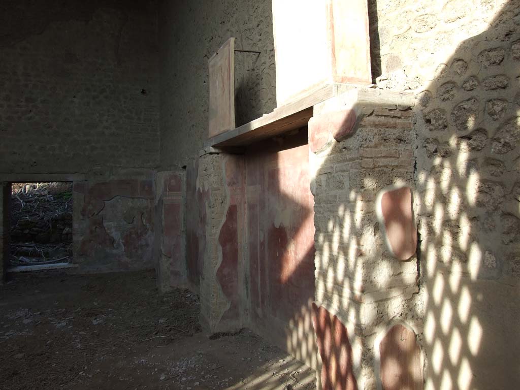 III.3.6 Pompeii. December 2007. Looking north along east side wall before collapse.