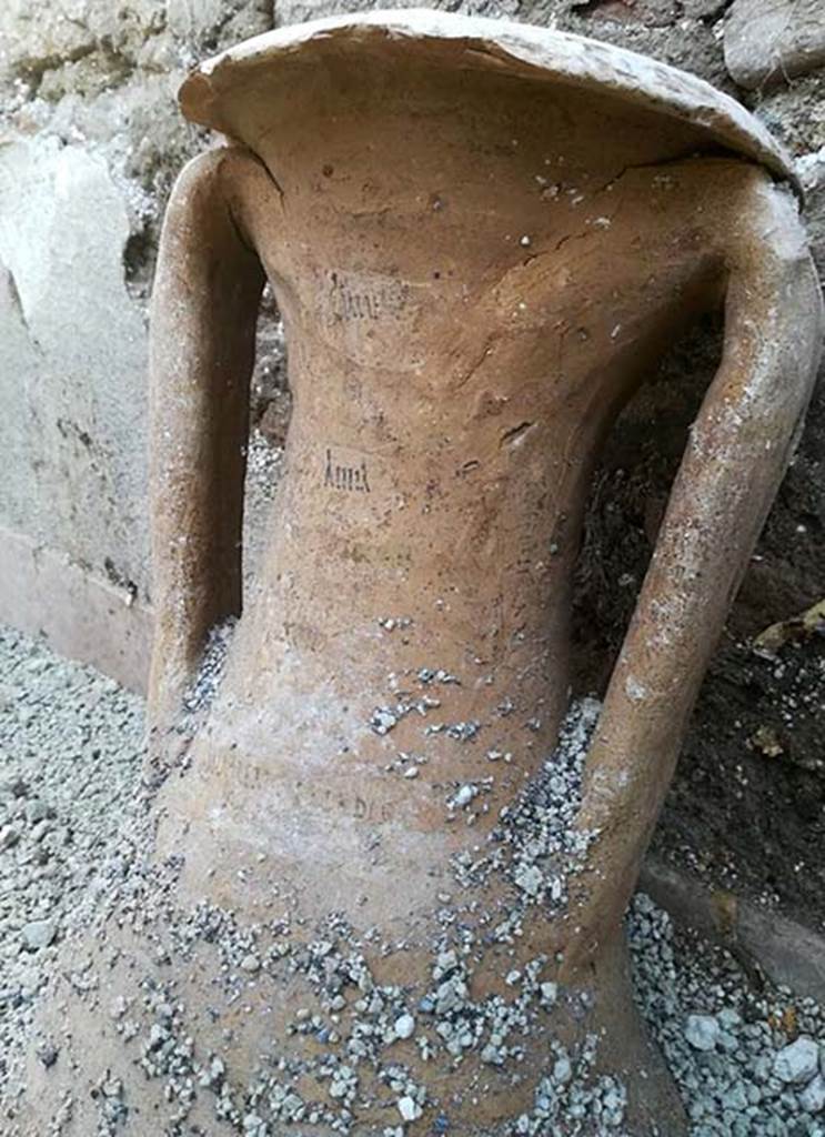 III.3.6 Pompeii. December 2017. Room in north-east corner with amphorae with inscription on neck.
Secondo il Parco Archeologico di Pompei, le anfore rinvenute intatte, dovevano contenere olio, vino e salse di pesce: un'anfora presenta iscrizioni dipinte in cui si leggono numeri, a indicare i quantitativi, e, verosimilmente, il prodotto contenuto. L'uso come deposito dell'ambiente  confermato dai graffiti visibili su una delle pareti dell'ambiente, che ribadiscono l'attivit di stoccaggio.

According to the Parco Archeologico di Pompei, the amphorae found intact, had to contain oil, wine and fish sauce: This vase has painted inscriptions in which you can read numbers, to indicate the quantities, and, probably, the product contained. The use of the room as storage is confirmed by the graffiti visible on one of the walls of the room, which reiterate the activity of storage.
Photo  Parco Archeologico di Pompei.
