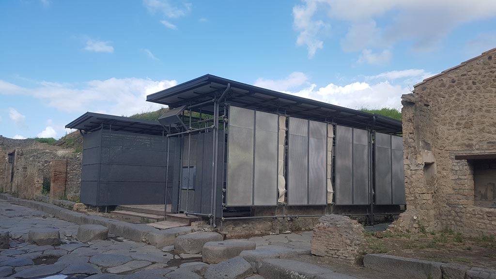 III.3.6 Pompeii. August 2023. Looking north-west on Via dell’Abbondanza. Photo courtesy of Maribel Velasco.