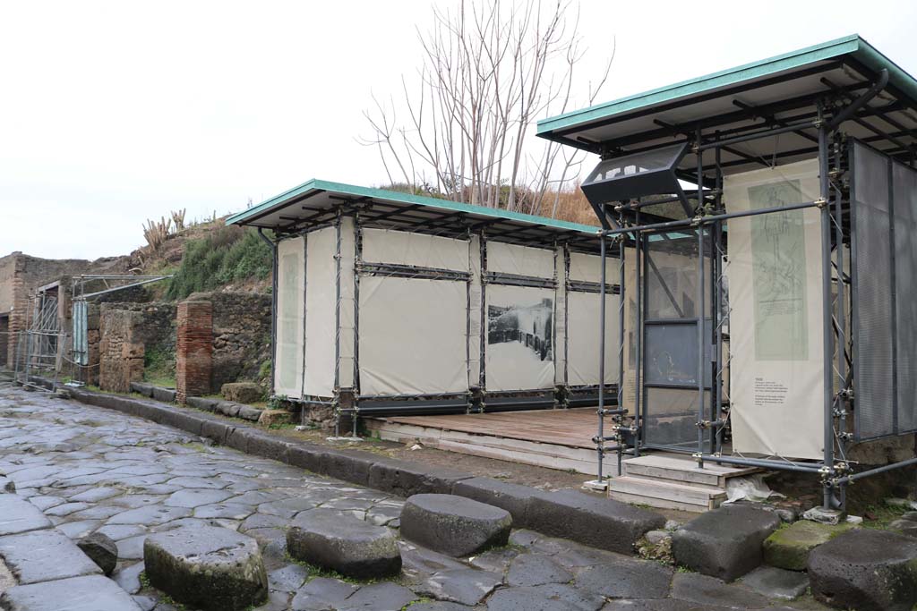 III.3.6 Pompeii, on right. December 2018. 
Looking west along north side of insula III.3, on north side of Via dell’Abbondanza. Photo courtesy of Aude Durand.
