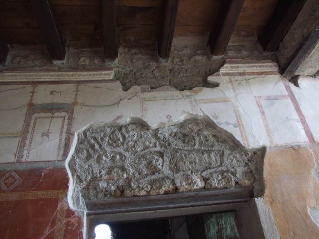 III.4.b Pompeii. March 2009. Room 4, east wall of exedra, above door.