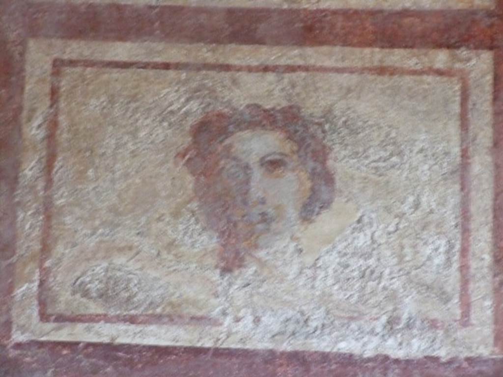 III.4.b Pompeii. March 2009. Room 5, upper wall on north side of triclinium, with a painting of a face.