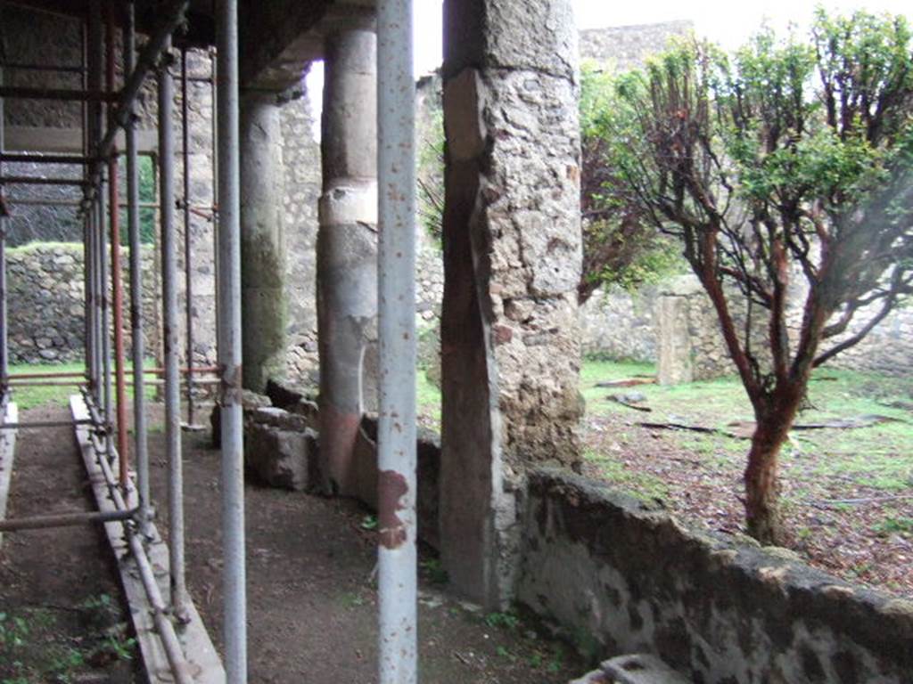III.4.b. Pompeii.  December 2005.  Looking east along the north portico.