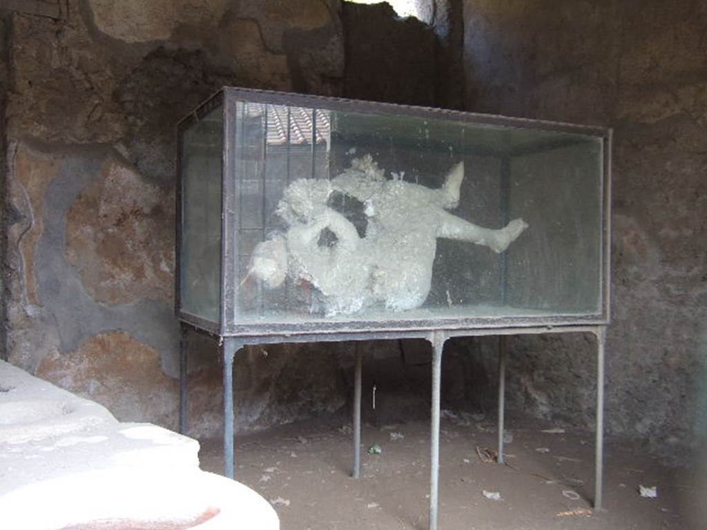 III.6.1 Pompeii. September 2005. Victim 27. Plaster cast of female victim found in Vicolo di Venere, 8th to 12th September 1933.