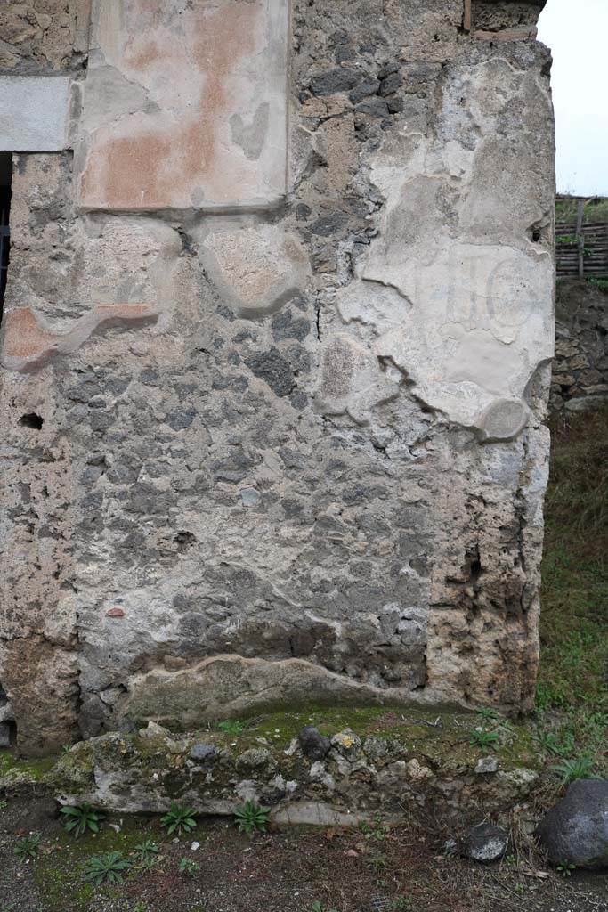 III.6.2 and III.6.1 Pompeii. December 2018. 
Front façade between two entrances. Photo courtesy of Aude Durand.
