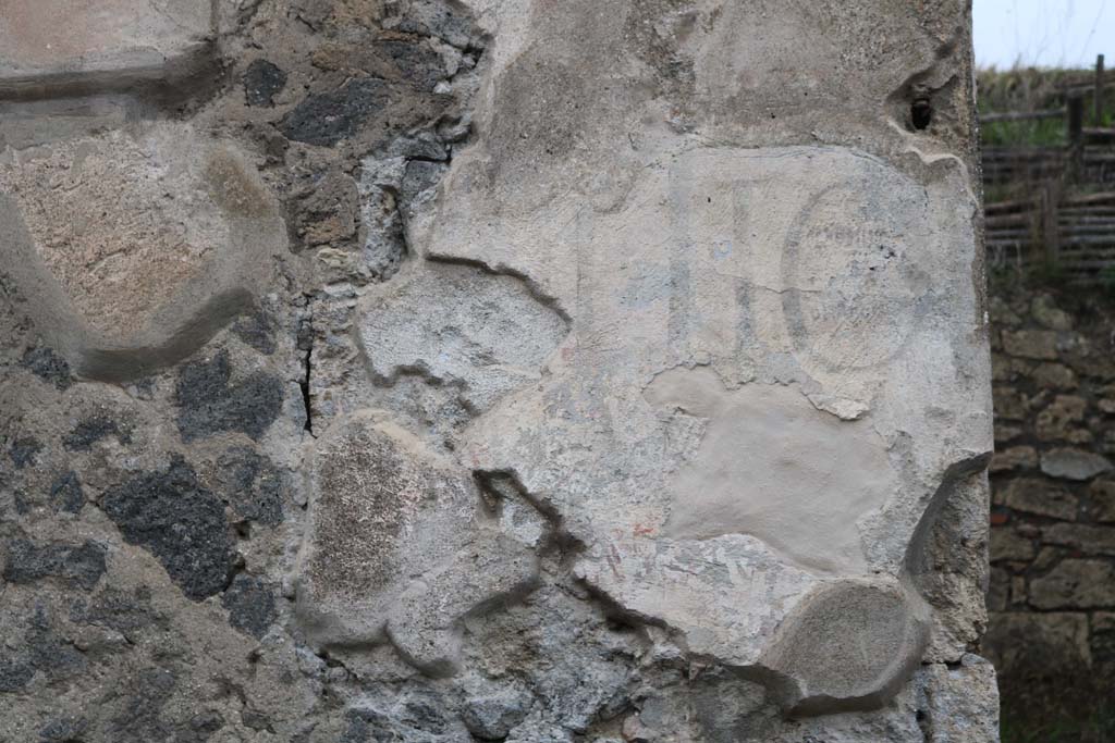 III.6.2 and III.6.1 Pompeii. December 2018.
Front façade, east of III.6.1 and west of III.6.2, detail of painted inscription. Photo courtesy of Aude Durand.