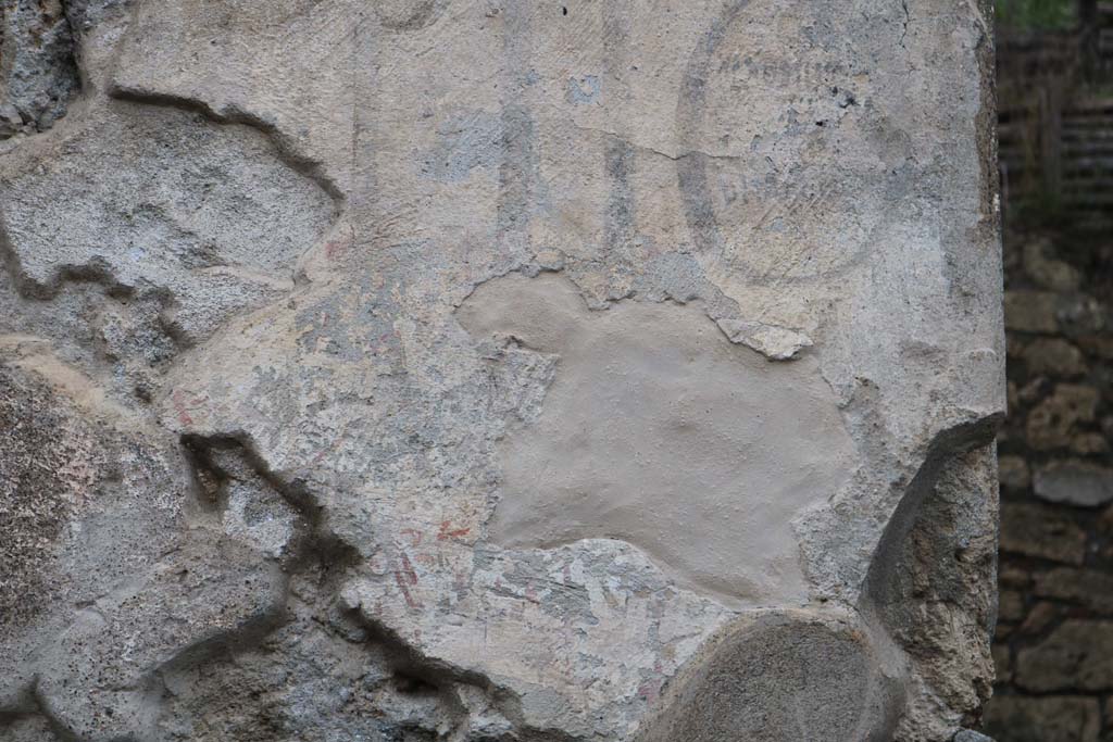III.6.2 and III.6.1 Pompeii. December 2018.
Detail of remaining painted inscription on front façade between two entrances. Photo courtesy of Aude Durand.